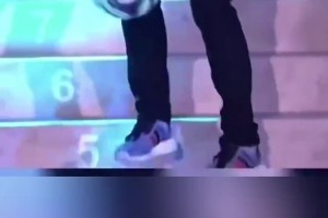 被炫到了！克羅斯背身顛球上樓梯