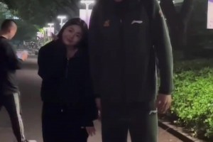 廣廈美女球迷與許鐘豪合影 這身高差也太萌了！