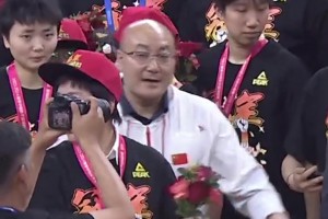 四川女籃奪冠慶祝時(shí) 這個(gè)把韓旭拍“生氣”的工作人員是誰？