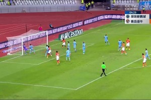 劉軍帥頭球吊射破門，青島海?？蛨?chǎng)1-0領(lǐng)先深圳新鵬城