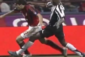 面對那時(shí)尤文的鐵血中場，卡卡5次過人成功，造3黃！